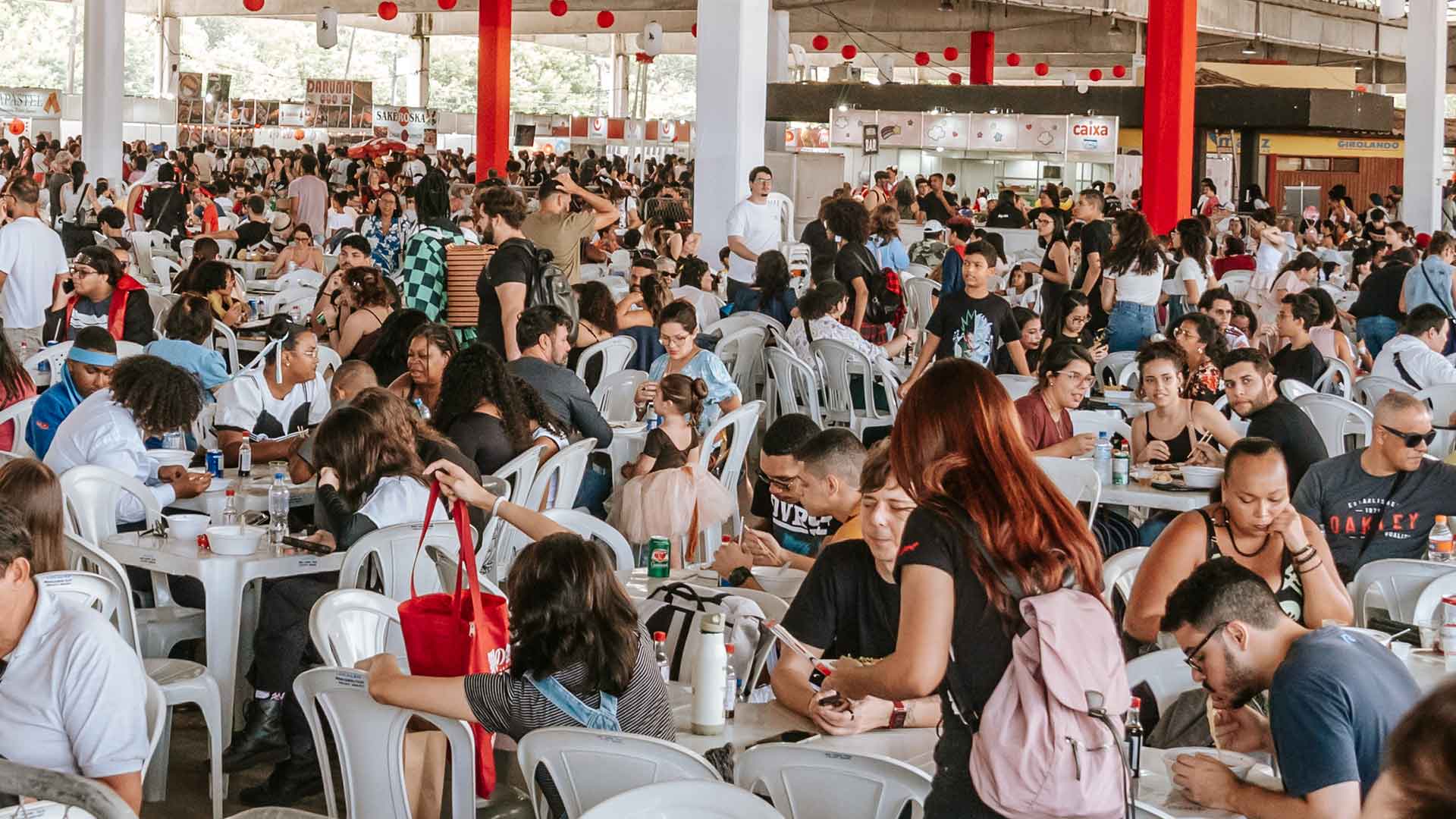 Dois pequenos robôs de combate em uma arena escura
